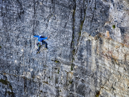 Monte Macaion, Oliver Renzler - Olli's Meisterwerk (500m, 7b), Monte Macaion: Adam Holzknecht, passaggio delicato nel terz'ultimo tiro