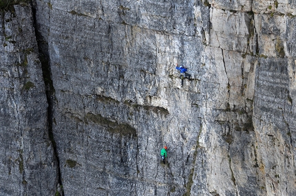Monte Macaion, Oliver Renzler - Olli's Meisterwerk (500m, 7b), Monte Macaion: Adam Holzknecht nello strapiombino del penultimo tiro