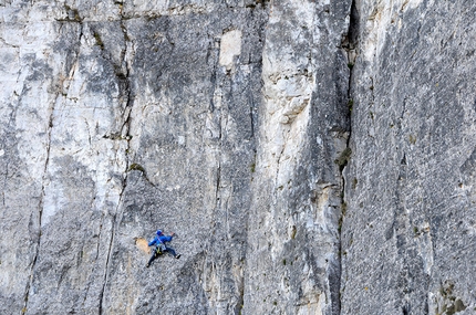 Monte Macaion, Oliver Renzler - Olli's Meisterwerk (500m, 7b), Monte Macaion: Adam Holzknecht, anche l'ultimo tiro regale placche bellissime