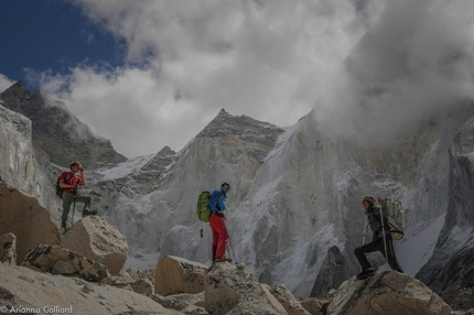 Bhagirathi IV - parete Ovest - spedizione Ragni di Lecco - Luca Schiera, Matteo Della Bordella e Matteo De Zaiacomo davanti ai Bhagirathi nel 2015