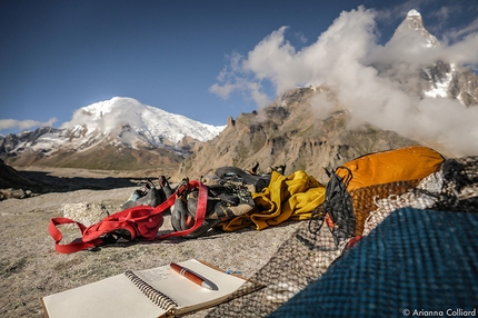 Bhagirathi IV - parete Ovest - spedizione Ragni di Lecco - Alcuni materiali durante i preparativi per salire al campo base, il Kedar Dome e lo Shivling sullo sfondo