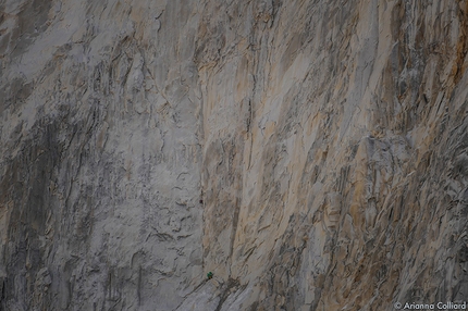 Bhagirathi IV - parete Ovest - spedizione Ragni di Lecco - Matteo Della Bordella, Luca Schiera e Matteo De Zaiacomo (Giga) in parete, all'attacco della via sulla Ovest del Bhagirathi IV