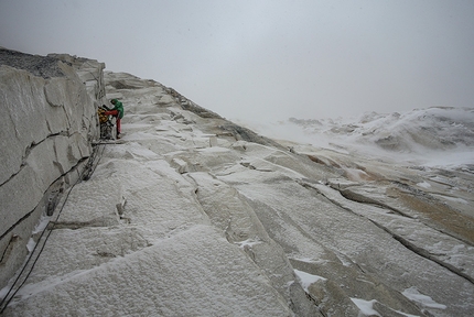 Bhagirathi IV - parete Ovest - spedizione Ragni di Lecco - Bufera di neve sul Bhagirathi IV