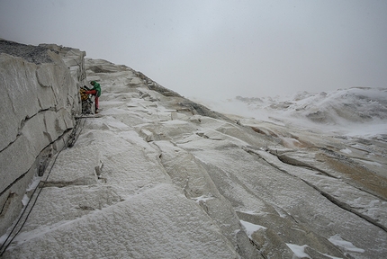 Bhagirathi IV - parete Ovest - spedizione Ragni di Lecco - Bufera di neve sul Bhagirathi IV