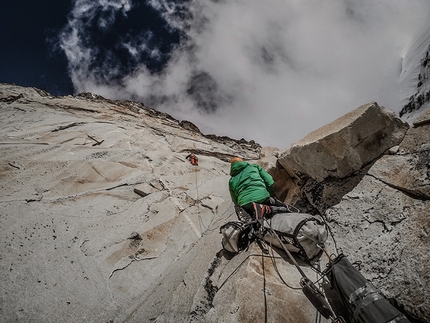 Bhagirathi IV - parete Ovest - spedizione Ragni di Lecco - Avvicinandosi allo scisto finale sul Bhagirathi IV