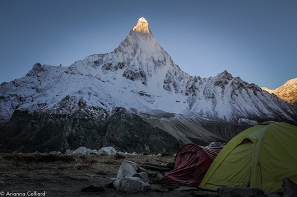 Bhagirathi IV - parete Ovest - spedizione Ragni di Lecco - Il campo base a Nandanban e lo Shivling illuminato dai primi raggi di sole