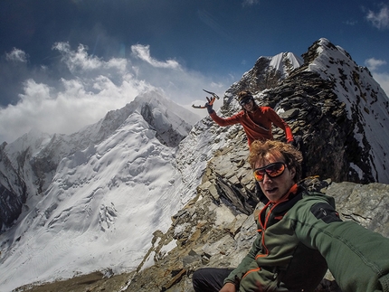 Bhagirathi IV - parete Ovest - spedizione Ragni di Lecco - Luca Schiera e Matteo De Zaiacomo (Giga) in cima al Bhagirathi IV passando dalla parete Est