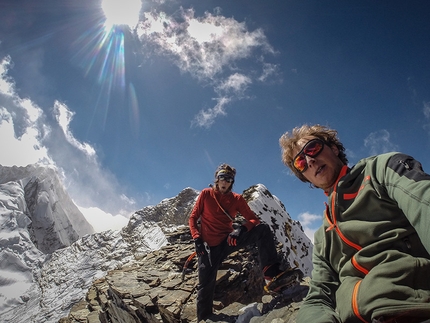 Bhagirathi IV - parete Ovest - spedizione Ragni di Lecco - Matteo De Zaiacomo e Luca Schiera raggiungono la cima del Bhagirathi IV (6193m) per la via normale dal versante Est