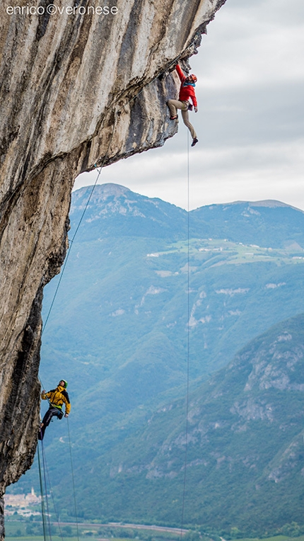 Monte Cimo, Nicola Tondini - Nicola Tondini sul terzo tiro di The Edge (8a) a Sass Mesdì, Monte Cimo, assicurato da Luca Montanari. © Enrico Veronese