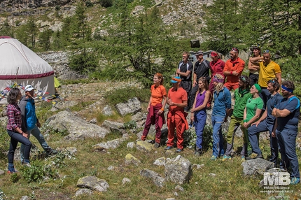 Monte Bianco Sfida Verticale - Monte Bianco Sfida Verticale: condotta da Caterina Balivo e Simone Moro. Concorrenti  Stefano Maniscalco con Anna Torretta (Cordata Gialla); Filippo Facci con Andrea Perrod (Cordata Nera); Dayane Mello con Stefano Degiorgis (Cordata Viola); Jane Alexander con Roberto Rossi (Cordata Arancione); Arisa con Matteo Calcamuggi (Cordata Verde); Enzo Salvi con Alberto Miele (Cordata Blu); Gianluca Zambrotta con Giovanna Mongilardi (Cordata Rossa).