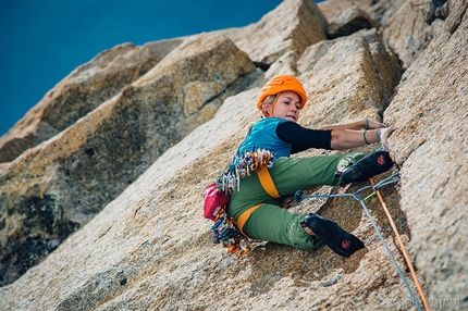 Federica Mingolla, Digital Crack, Mont Blanc - Federica Mingolla climbing the cracks on the Direttissima on Trident du Tacul, Mont Blanc