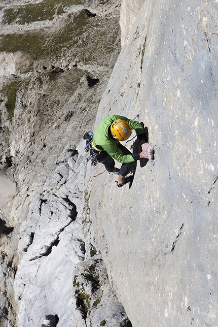 Bruderliebe, Marmolada, Dolomiti - Alessandro Rudatis sul terzo tiro (7c) durante la prima ripetizione di Bruderliebe, Marmolada, Dolomiti, effettuata il 12-13 agosto 2015 insieme a Massimo Torricelli