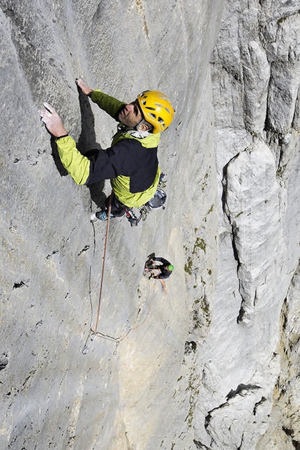 Bruderliebe, Marmolada, Dolomiti - Alessandro Rudatis sul quarto tiro (7c) durante la prima ripetizione di Bruderliebe, Marmolada, Dolomiti, effettuata il 12-13 agosto 2015 insieme a Massimo Torricelli