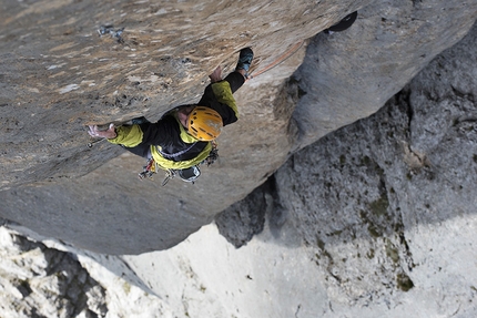 Bruderliebe, Marmolada, Dolomiti - Alessandro Rudatis sul sesto tiro (8b) durante la prima ripetizione di Bruderliebe, Marmolada, Dolomiti, effettuata il 12-13 agosto 2015 insieme a Massimo Torricelli