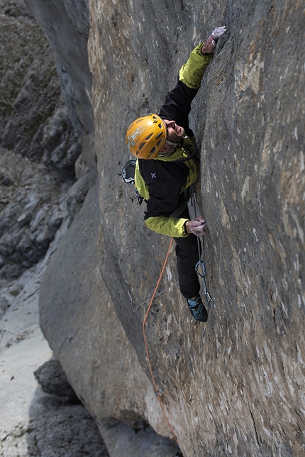 Bruderliebe, Marmolada, Dolomiti - Alessandro Rudatis sul sesto tiro (8b) di Bruderliebe, Marmolada, Dolomiti, ripetuta il 12-13 agosto 2015 insieme a Massimo Torricelli