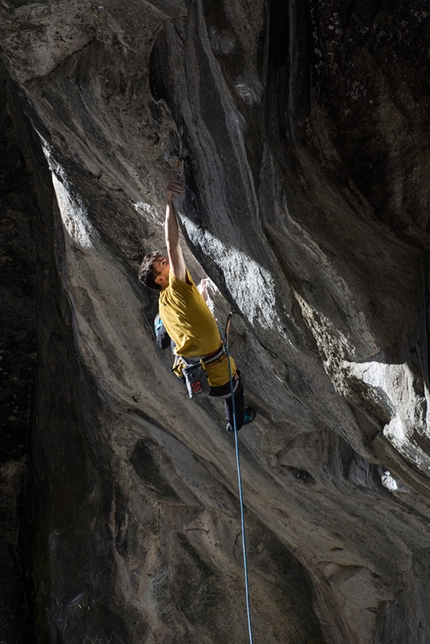 Stefano Carnati da 9a con Coup de Grace in Val Bavona, Svizzera