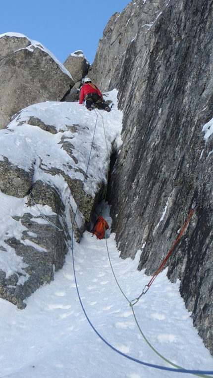 Monte Nero, Cima Bifora, Presanella - Sul sesto tiro durante la prima salita di La farfalla Nera (WI4 M6, 430m Giovanni Ghezzi, Fernando Fusari, Giancarlo Bellotti 31/10/2015 - 01/11/2015)