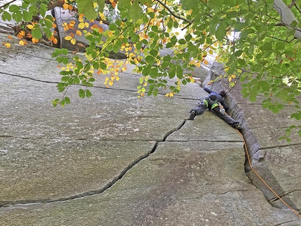 Cadarese trad crack climbing - Cadarese trad climbing: Alessandra Ercoli climbing 