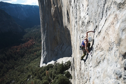 Yosemite, El Capitan, Jacopo Larcher, Barbara Zangerl - Barbara Zangerl climbing the fourth pitch, called The Missing Link and graded 5.13a, of the route El Nino on El Capitan in Yosemite (5.13c, 800m, Alexander Huber, Thomas Huber, 1998)