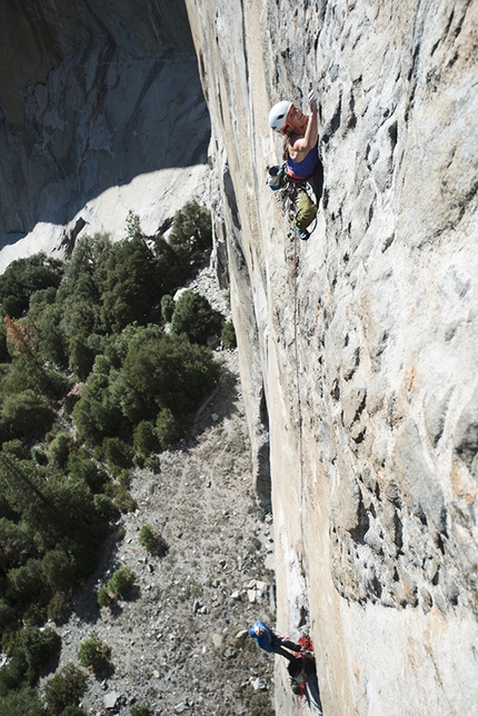 Yosemite, El Capitan, Jacopo Larcher, Barbara Zangerl - Barbara Zangerl sul quarto tiro, chiamato The Missing Link e gradato 5.13a, della via El Nino su El Capitan in Yosemite (5.13c, 800m, Alexander Huber, Thomas Huber, 1998)