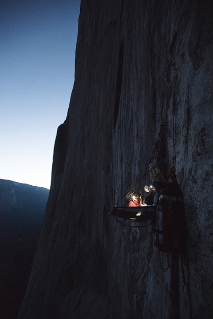 Yosemite, El Capitan, Jacopo Larcher, Barbara Zangerl - Notte nel portaledge: Barbara Zangerl e Jacopo Larcher durante la ripetizione di El Nino, El Capitan, Yosemite (5.13c, 800m, Alexander Huber, Thomas Huber, 1998)