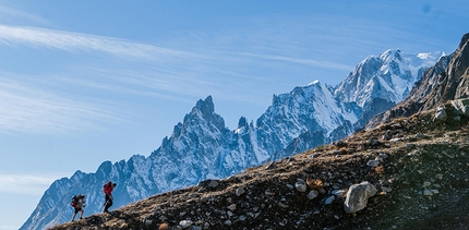 Yann Borgnet, Martin Bonis, Grandes Jorasses, Hypercouloir, Monte Bianco - Yann Borgnet e Martin Bonis durante la salita di Hypercouloir sulle Grandes Jorasses prima della discesa in parapendio