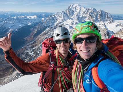 Yann Borgnet, Martin Bonis, Grandes Jorasses, Hypercouloir, Monte Bianco - Martin Bonis e Yann Borgnet in cima alla via Hypercouloir, Punta Walker, parete sud delle Grandes Jorasses prima della discesa in parapendio