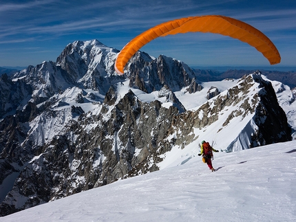 Yann Borgnet, Martin Bonis, Grandes Jorasses, Hypercouloir, Monte Bianco - Yann Borgnet inizia la discesa in parapendio dalle Grandes Jorasses nel massiccio del Monte Bianco, dopo aver salito la via Hypercouloir