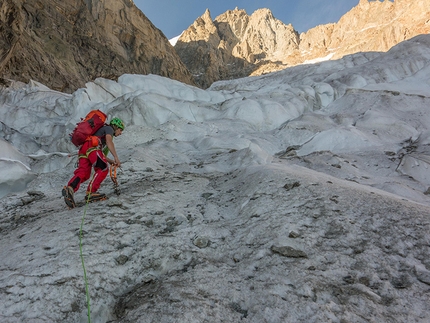 Yann Borgnet, Grandes Jorasses, Hypercouloir, Monte Bianco - Yann Borgnet durante la salita di Hypercouloir sulle Grandes Jorasses prima della discesa in parapendio