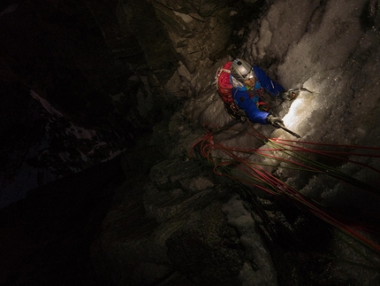 Yann Borgnet, Martin Bonis, Grandes Jorasses, Hypercouloir, Monte Bianco - Martin Bonis durante la salita di Hypercouloir sulle Grandes Jorasses prima della discesa in parapendio