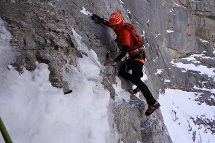 Ueli Steck, Eiger parete nord - Ueli Steck durante la salita della parete nord dell'Eiger parete nord in 2:23 il 16/11/2015