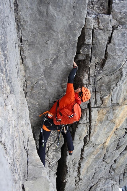 Ueli Steck, Eiger parete nord - Fessura Difficile: Ueli Steck durante la salita della parete nord dell'Eiger parete nord in 2:23