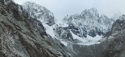 Lachit valley, Tagas, Karakorum, Pakistan, Tomasz Klimczak, Maciej Bedrejczuk, Marcin Wernik, Maciej Janczar - Lachit valley, Tagas, Karakorum: Dream Walker sulla sx e Polish Couloir sulla dx