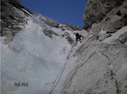 Talung, Himalaya, Nepal, Nikita Balabanov, Mikhail Fomin - Gli alpinisti Nikita Balabanov e Mikhail Fomin durante la prima salita del pilastro NO di Talung (7349m), Himalaya, Nepal, salito dal 18 - 25 ottobre 2015