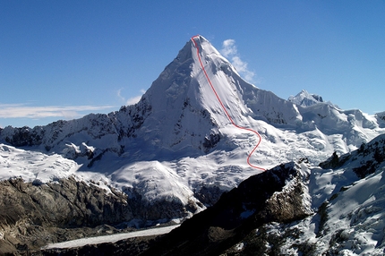 Enrico Mosetti, Peru, Artesonraju, Tocllaraju - La parete sud est dell'Artesonraju (6025 m) e la linea scelta da Enrico Mosetti