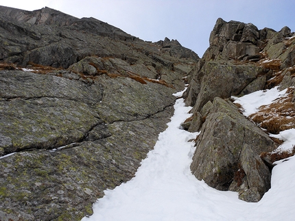 Sogni di gloria, Punta  Angelo, Adamello - Presanella - Pitch 1 during the first ascent of Sogni di gloria (360m, M4, Maurizio Piller Hoffer, Francesco Groppelli 29/11/2015) Punta  Angelo, Adamello - Presanella