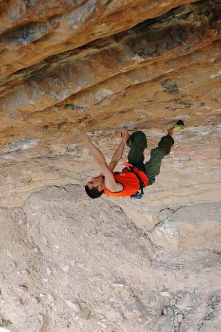 La grande linea dei sogni - Luca Zardini repeating La grande linea dei sogni 8c+/9a at Erto, Italy