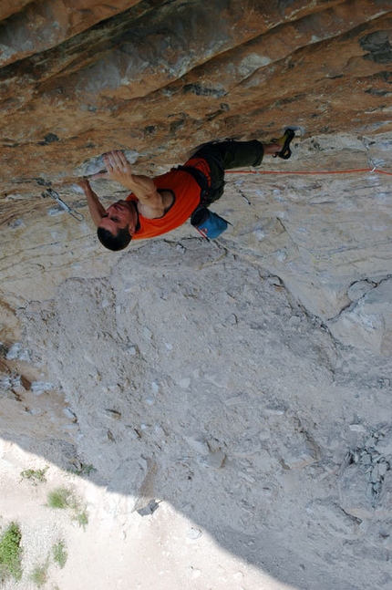 La grande linea dei sogni - Luca Zardini repeating La grande linea dei sogni 8c+/9a at Erto, Italy