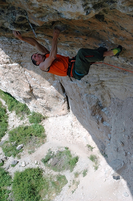 La grande linea dei sogni - Luca Zardini repeating La grande linea dei sogni 8c+/9a at Erto, Italy