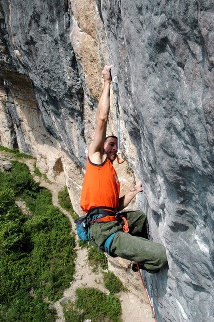 La grande linea dei sogni - Luca Zardini repeating La grande linea dei sogni 8c+/9a at Erto, Italy