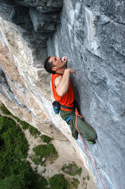 La grande linea dei sogni - Luca Zardini repeating La grande linea dei sogni 8c+/9a at Erto, Italy