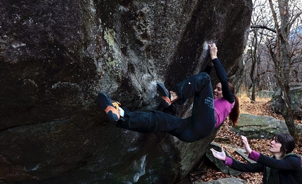 Annalisa De Marco - Annalisa De Marco attempting Serre Moi Forte, a historic 8A boulder problem at Chironico