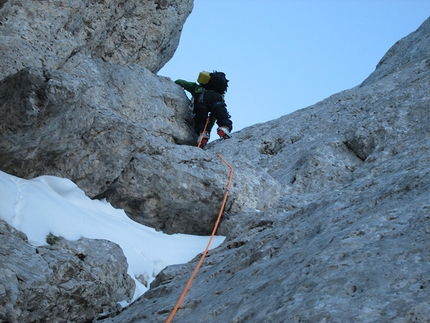 Gran Sasso: concatenamento Tre Spalle Corno Piccolo - Il traverso verso la prima spalla