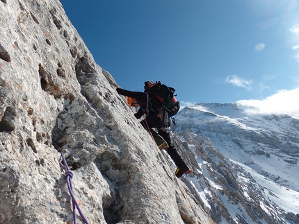 Gran Sasso: concatenamento Tre Spalle Corno Piccolo - Sulla roccia della prima spalla