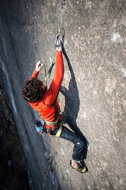 Jacopo Larcher, Psychogramm, Bürser Platte, Austria - Jacopo Larcher sale Psychogramm, l'8b/+ trad sulla Bürser Platte in Austria