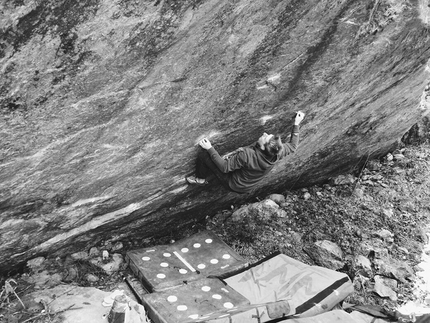 Simone Tentori: grandi boulder a Magic Wood e Val Masino