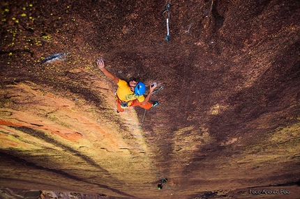 Tsaranoro Madagascar, Mai più così, Never the Same, Andrea Polo, Gabriele Gorobey, Carlo Giuliberti, Marco Sterni - Madagascar Tsaranoro Atsimo, Mai più così - Never the same: Carlo Giuliberti sticking the tiny crimp on the 8a pitch