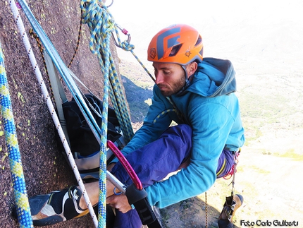 Tsaranoro Madagascar, Mai più così, Never the Same, Andrea Polo, Gabriele Gorobey, Carlo Giuliberti, Marco Sterni - Madagascar Tsaranoro Atsimo, Mai più così - Never the same: Andrea Polo at a belay during the one day push