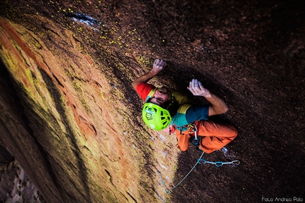 Tsaranoro Madagascar, Mai più così, Never the Same, Andrea Polo, Gabriele Gorobey, Carlo Giuliberti, Marco Sterni - Madagascar Tsaranoro Atsimo, Mai più così - Never the same: Gabriele Gorobey on the 8a crossover move