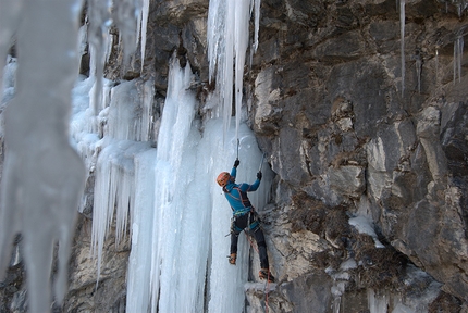 Chloë, Grauson, Cogne - Ezio Marlier in apertura della cascata di ghiaccio Chloë, vallone del Grauson, Cogne, Valle d'Aosta